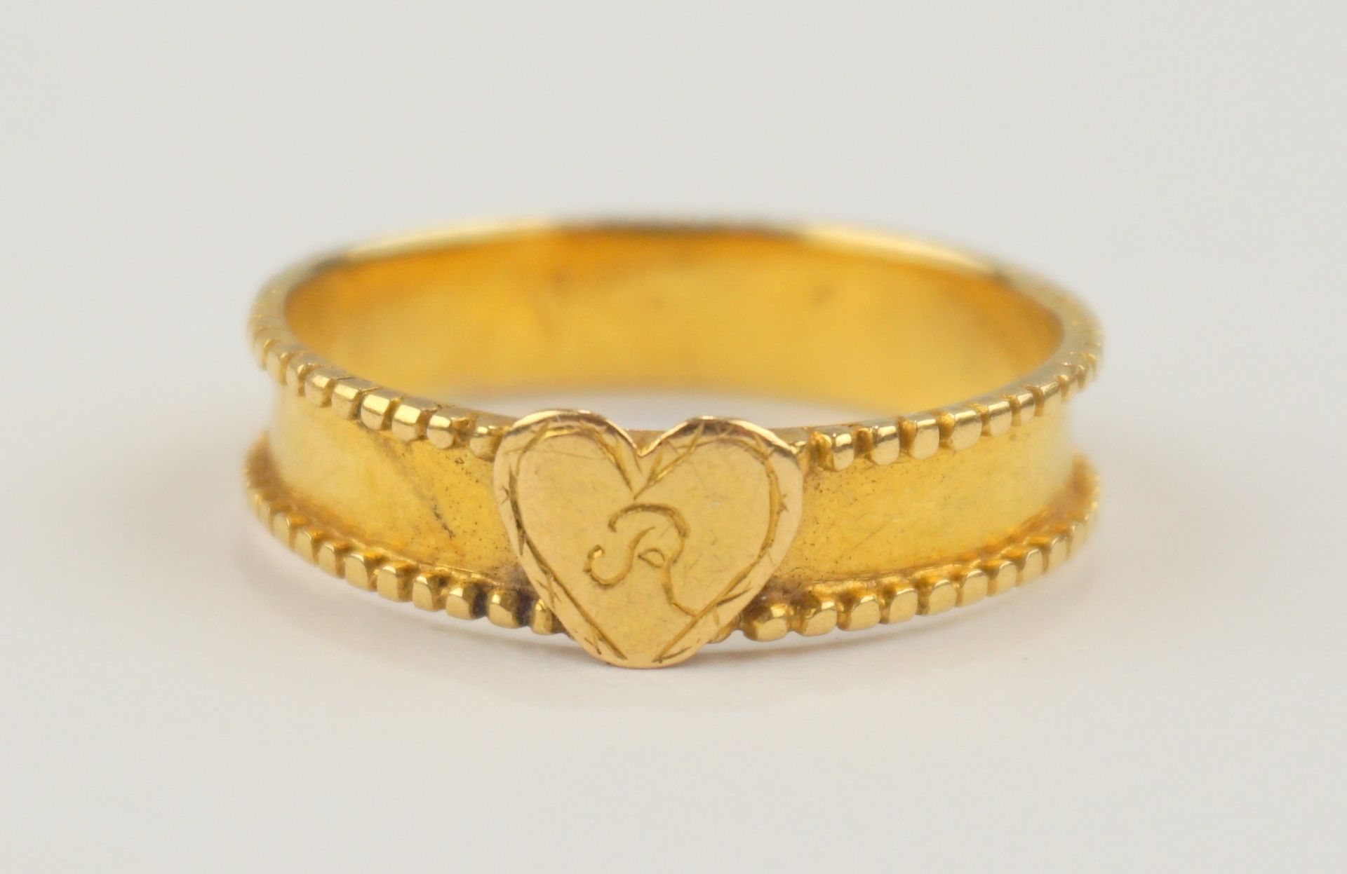 Ring mit Herz, gravierter Buchstabe "R", mind.750er Gold (gepr.)