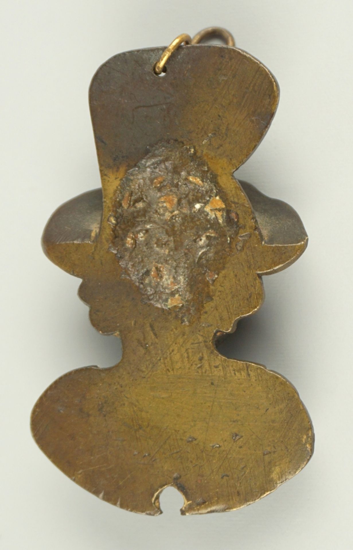 Anhänger "Putto mit Federhut", Bronze, Ende 19.Jh. - Bild 2 aus 2