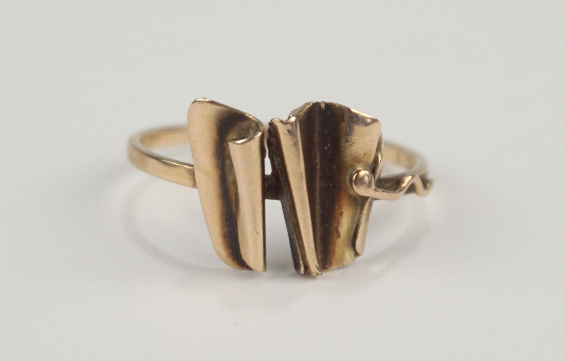 Ring mit gefaltetem Ringkopf, 333er Gold