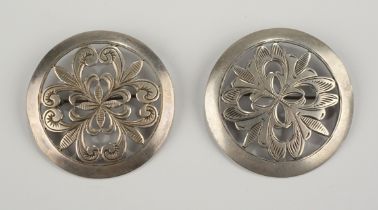 2 runde Broschen, Sägearbeiten, Gustav Kropp, Magdeburg, 800er Silber