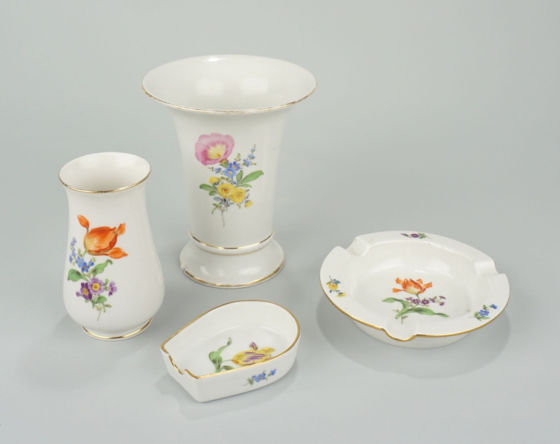 2 Vasen und 2 Ascher, Deutsche Blume, Meissen, nach 1934