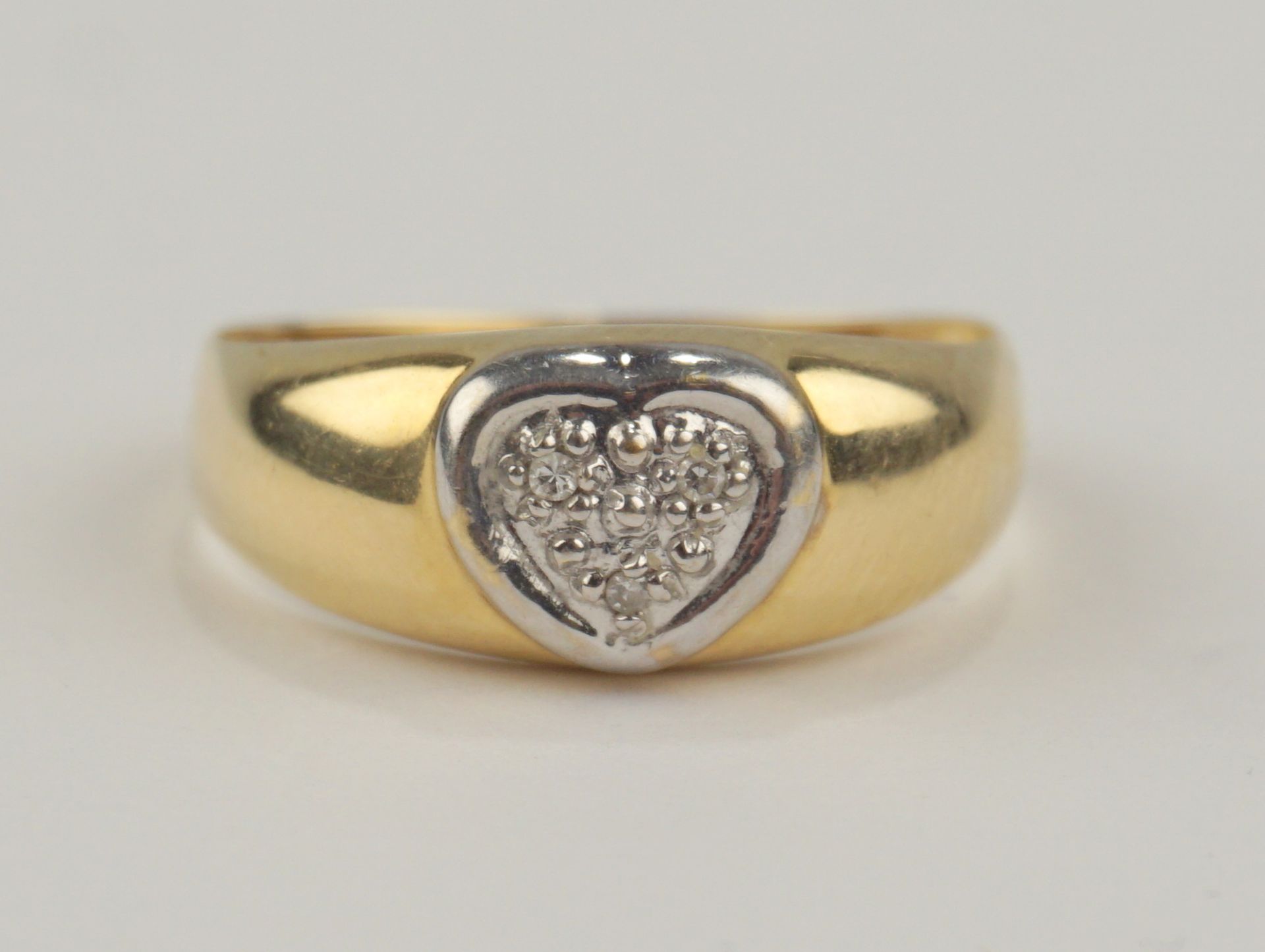 Ring mit 3 Diamanten in herzförmigem Ringkopf, 585er Gold