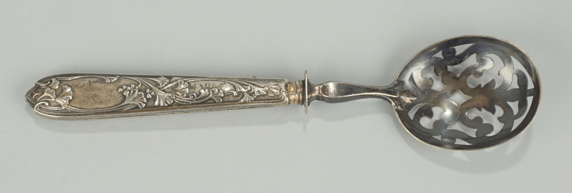 Servierlöffel mit Durchbruchlaffe, Silber, Frankreich, um 1900