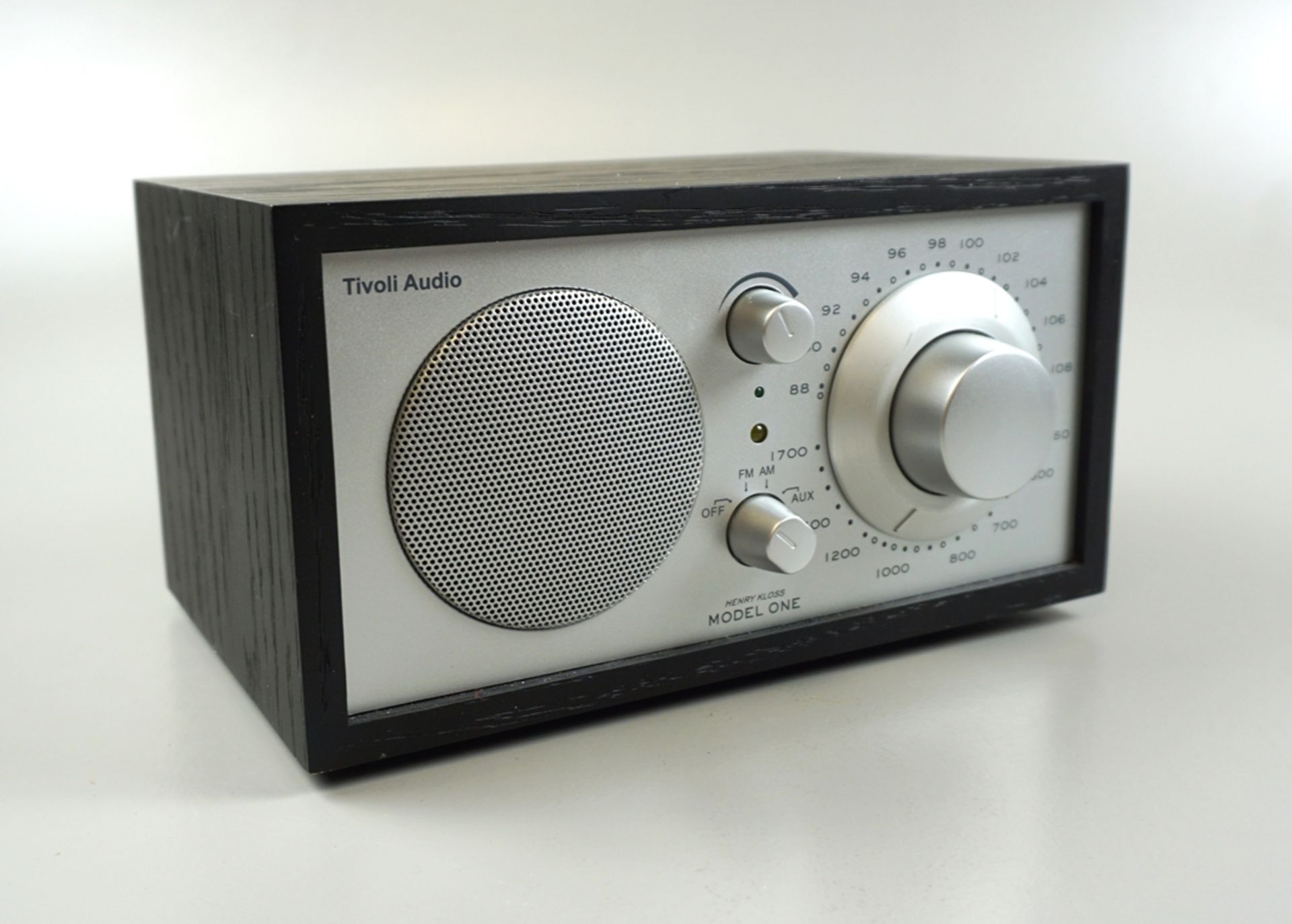 Henry Kloss, 2 Radios Tivoli Model One, Ausführung in Schwarz und Silber - Image 3 of 6
