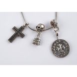 Totenkopf-Anhänger, Münz-Anhänger und Kreuz-Anhänger an Schlangenkette, 925er Silber, Thomas Sabo