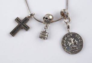 Totenkopf-Anhänger, Münz-Anhänger und Kreuz-Anhänger an Schlangenkette, 925er Silber, Thomas Sabo