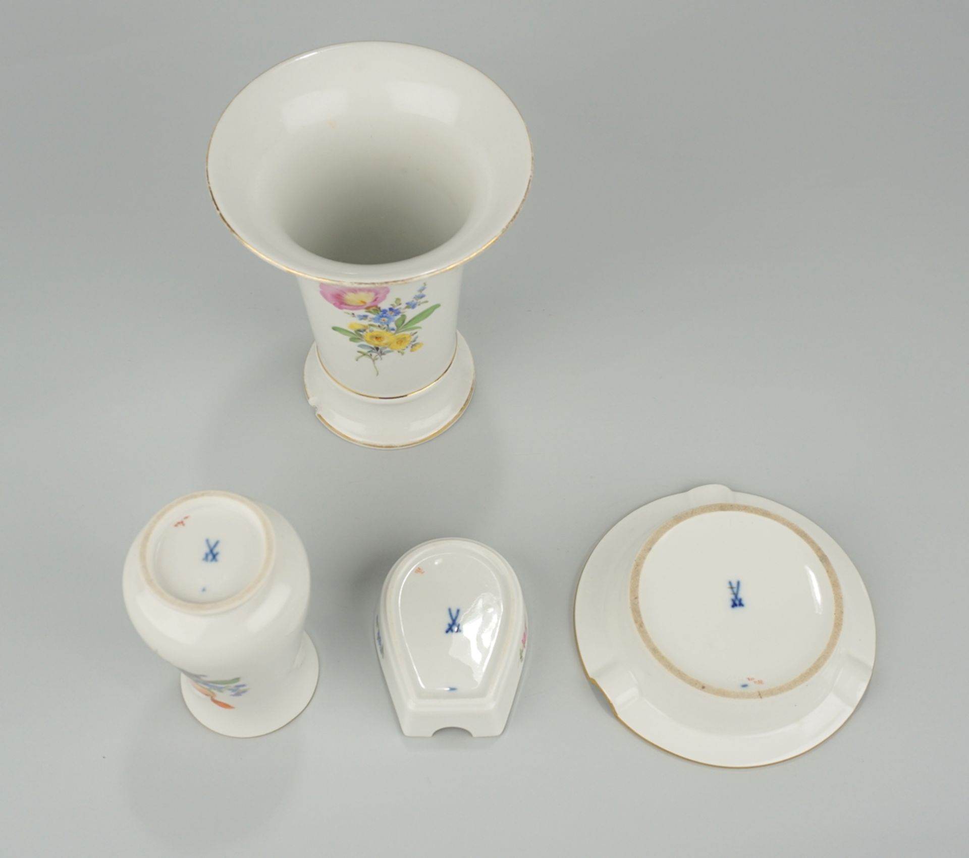 2 Vasen und 2 Ascher, Deutsche Blume, Meissen, nach 1934 - Image 2 of 2