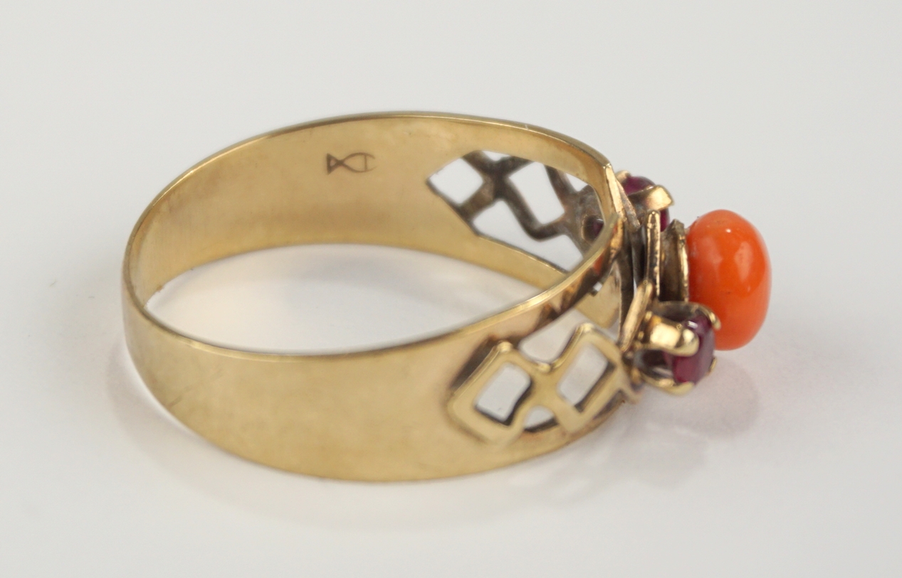 Ring mit Koralle und 2 kleinen Rubinen, 333er Gold, Fischland - Image 2 of 2