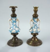 Paar Kerzenleuchter, Porzellan / Messing, um 1860