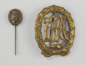 Sportabzeichen DRA (Deutscher Reichsausschuss für Leibesübungen) und Miniatur in Bronze, WK I