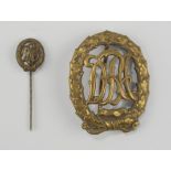 Sportabzeichen DRA (Deutscher Reichsausschuss für Leibesübungen) und Miniatur in Bronze, WK I