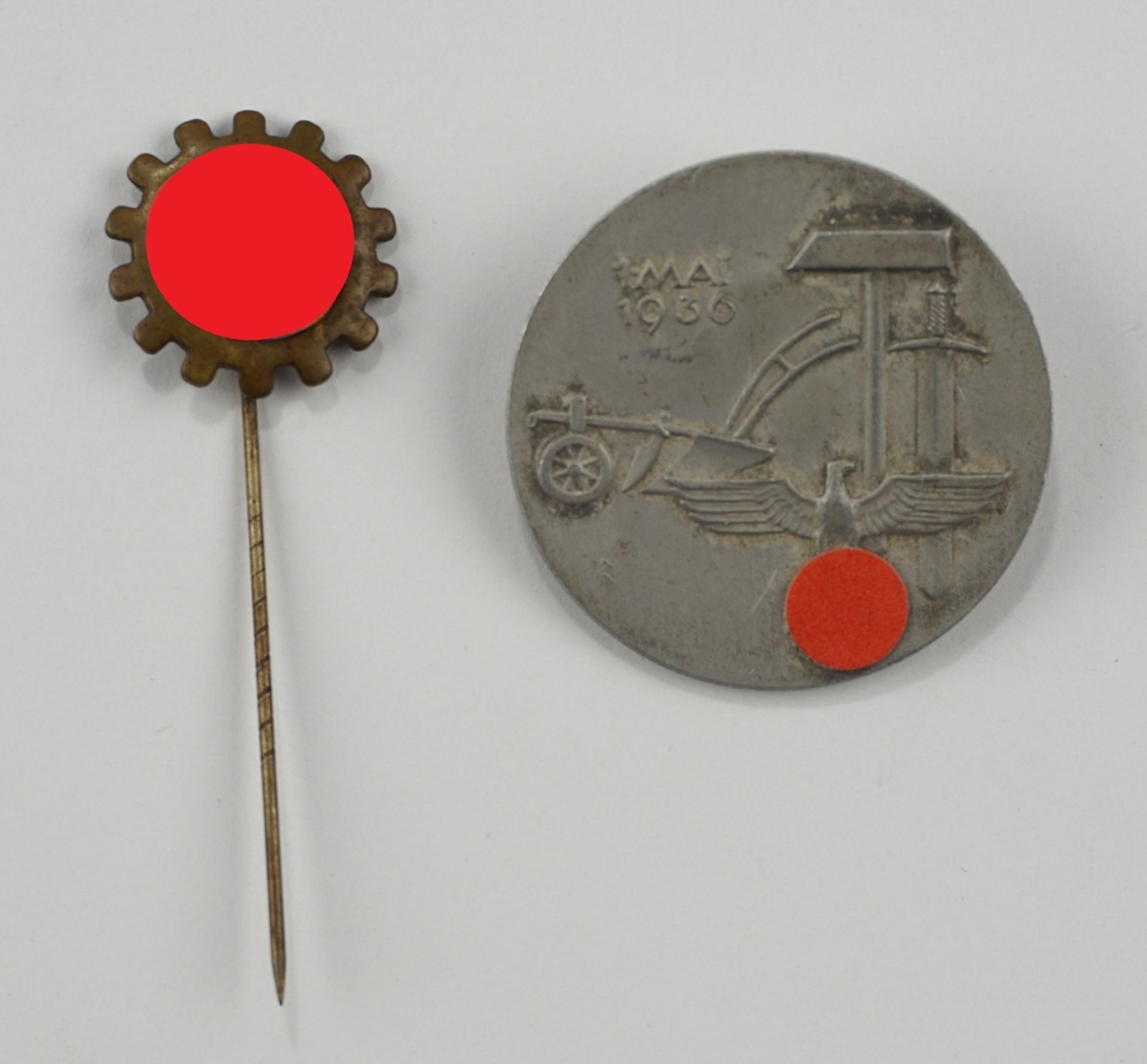 Mitgliedsabzeichen Deutsche Arbeistfront an Nadel und Leichtmetallabzeichen 1. Mai 1936, WK II