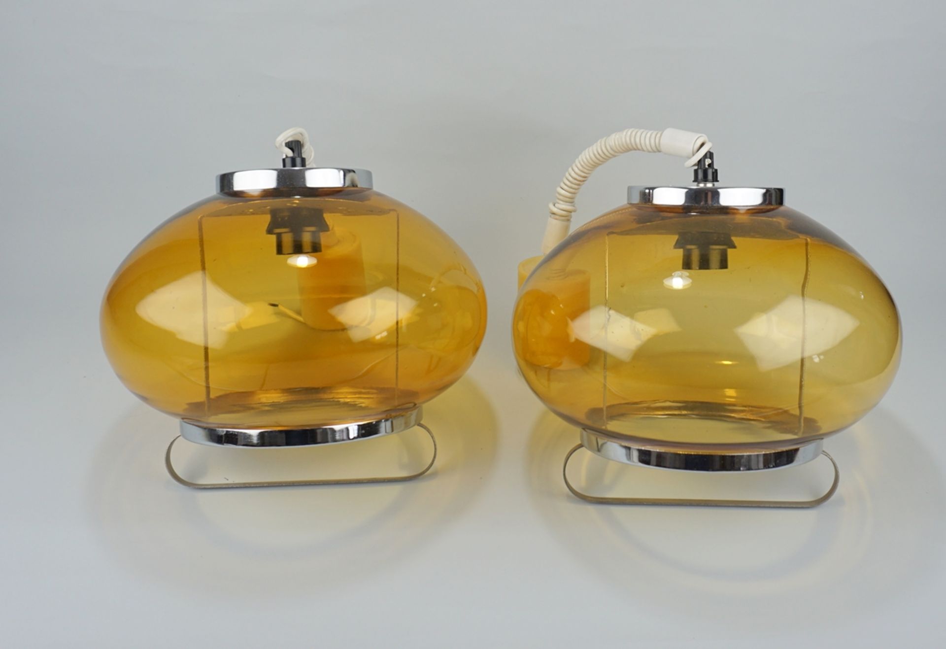 2 Zuglampen, 1970er Jahre, bernsteinfarbenes Glas/verchromtes Metall