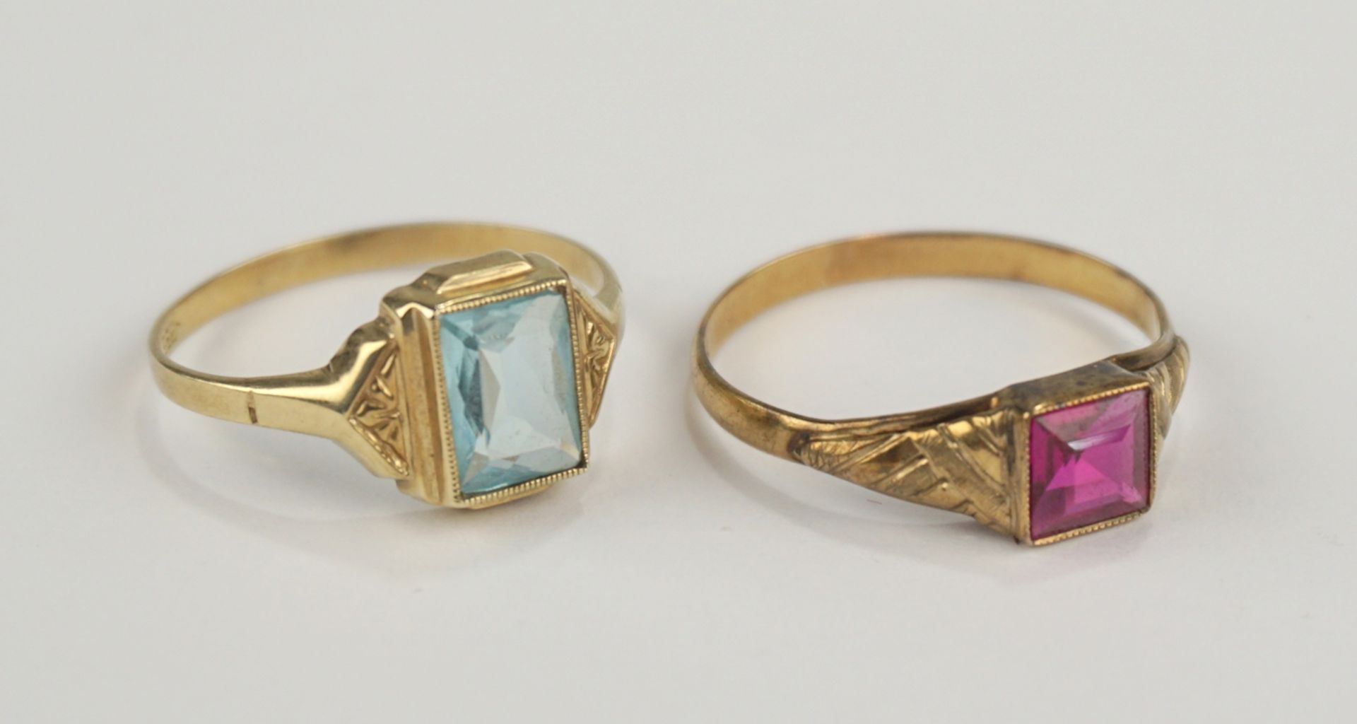 2 Ringe mit Steinbesatz, 333er Gelbgold, 1930er/1940er Jahre