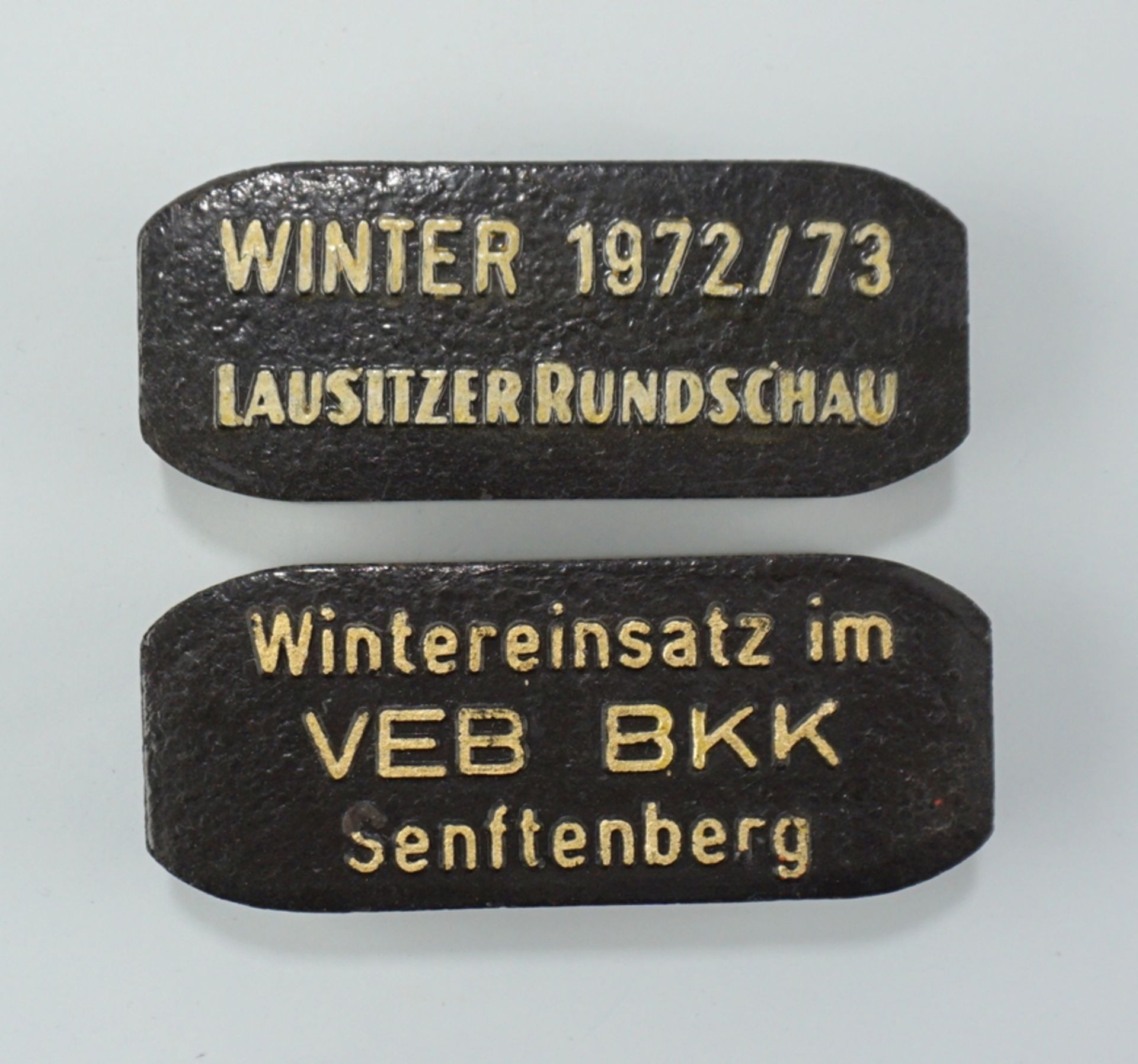 2 Erinnerungs-Briketts, Senftenberg / Lausitz, 1970er Jahre, DDR - Image 2 of 2
