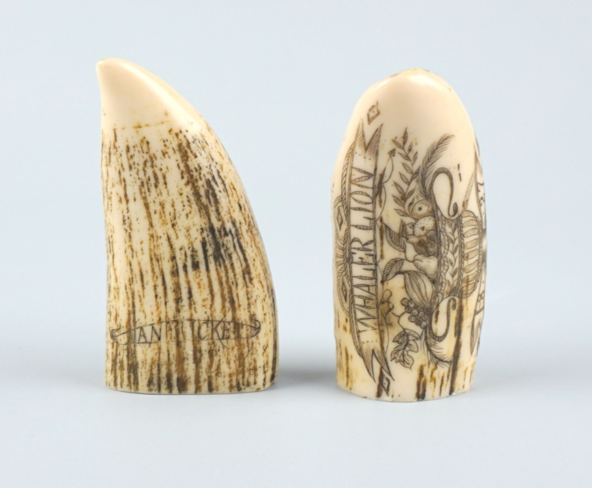 2 Scrimshaw-Schnitzereien "Whaler Lion 1827", "The Dakota", Nachbildungen 20. Jh. - Bild 2 aus 2