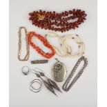 Konvolut Silber- und Modeschmuck: 6 Ketten, 2 Paar Ohrhänger, Ring, Brosche und Medaillon