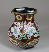 Cloisonne Vase, Frankreich, Marke am Boden: R. Bienfait 1947, Blumendekor, H.: 18,5 cm. Altersbedin