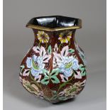 Cloisonne Vase, Frankreich, Marke am Boden: R. Bienfait 1947, Blumendekor, H.: 18,5 cm. Altersbedin