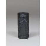 Rollsiegel aus Hämatit, wohl Babylonisch, Darstellung: Antilopenjagd, Maße: H. 4 cm, Dm: 1,9 cm. Gu