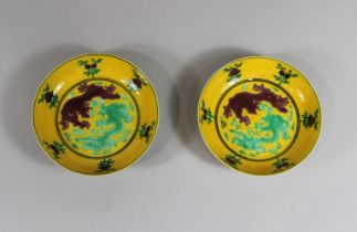 Paar kleine flache Schalen, China, Porzellan, schwarze Sechszeichen Hongxian Marke, gelb glasiert i