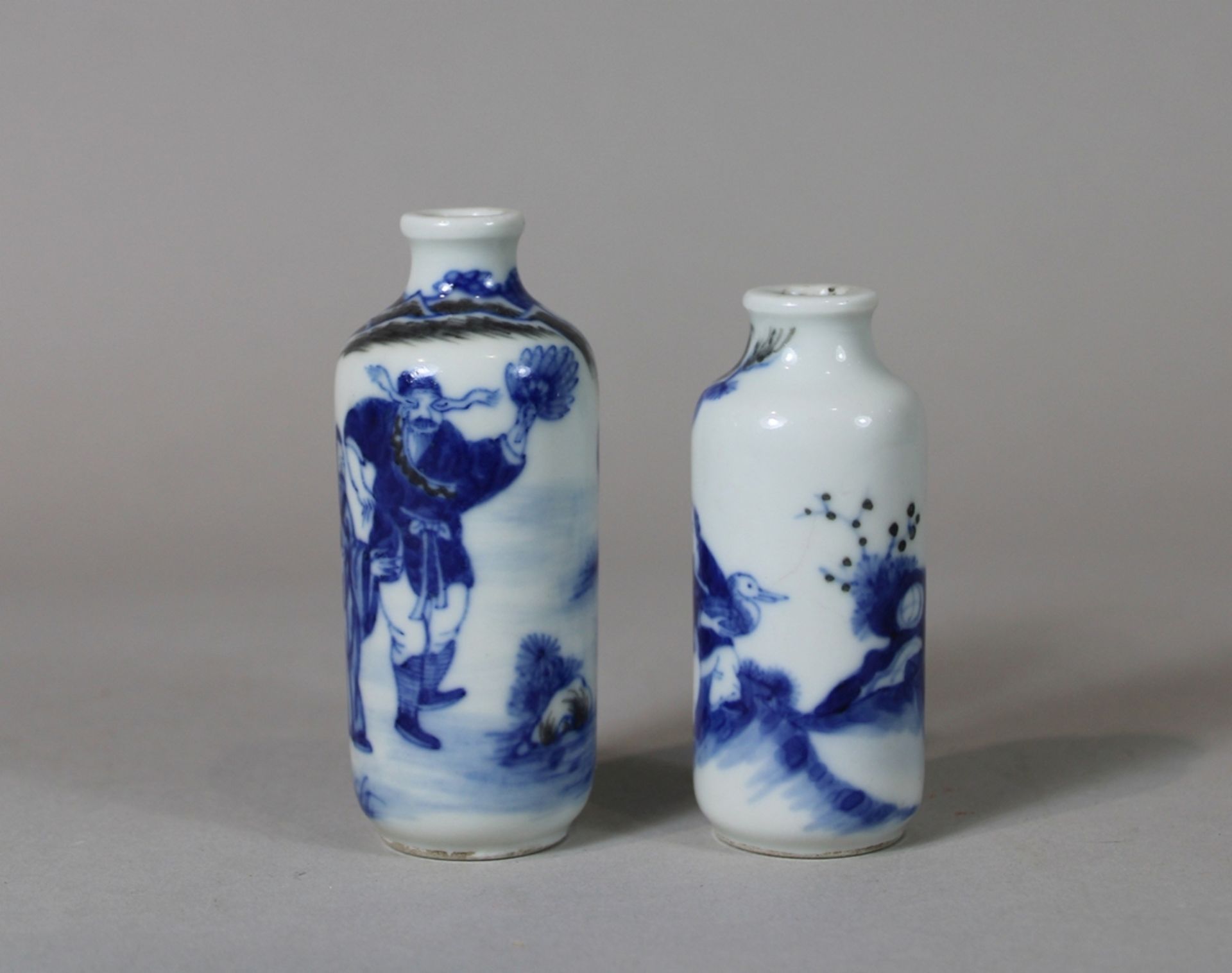 Paar Snuff Bottles, China, Porzellan, Sechszeichnen Guangxu und Yongzhenh Marken, figürliche Darste - Image 2 of 3