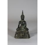 Buddha-Figur, Thailand. Bronze, patiniert. Altersbedingter Zustand. Gebrauchsspuren, Abrieb der Pat