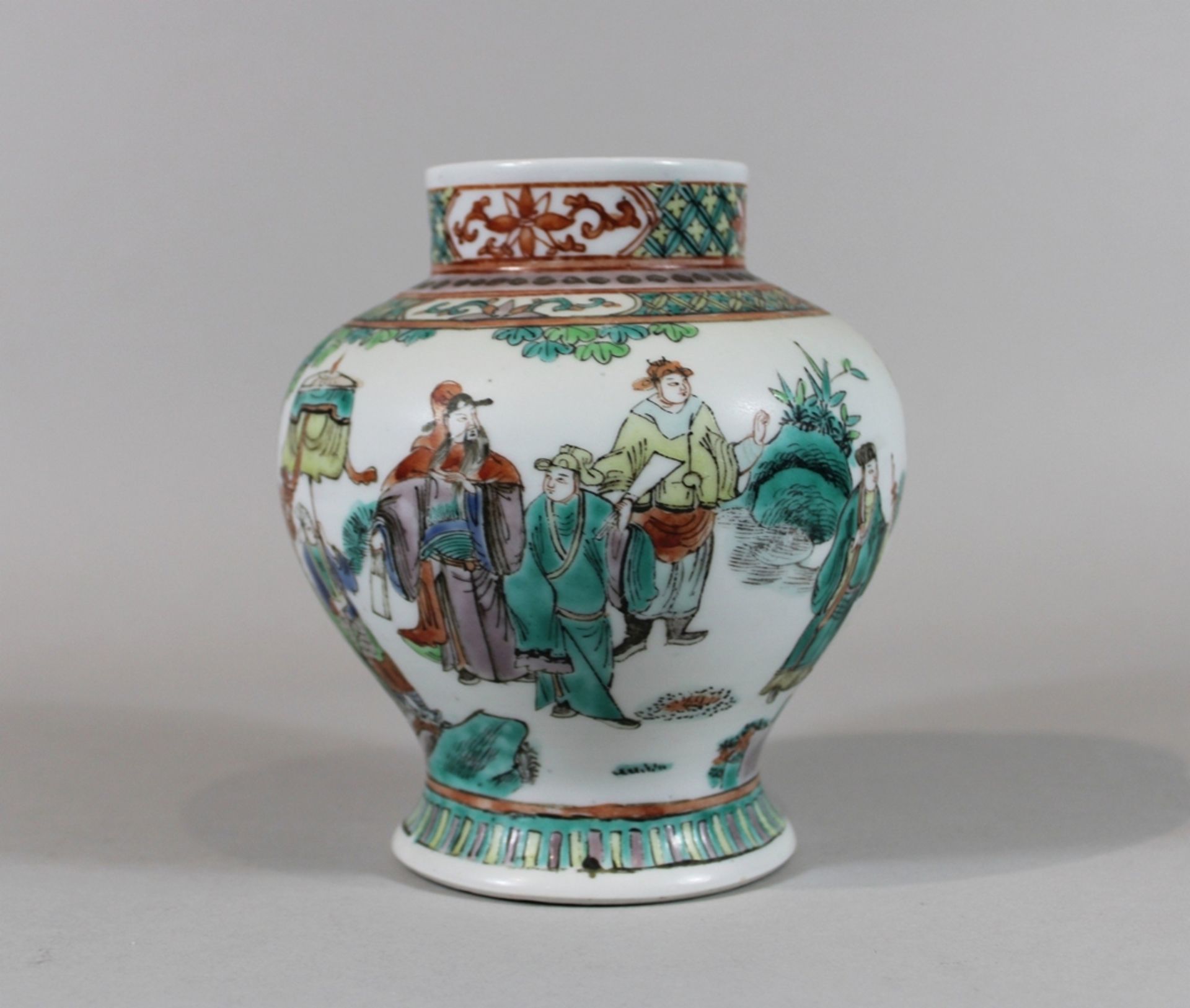 Porzellan Vase, China. Familie Verte. Polychrom bemalt. Ohne Bodenmarke. Altersbedingter guter Zust