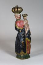 Madonna mit Jesuskind. Holzskulptur, handgeschnitzt. Polychrom staffiert. Flache Rückseite mit klei