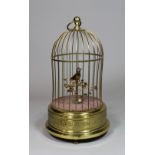 Singvogelautomat. 20. Jahrhundert. Metallvogelkäfig mit einem Vogel auf Astwerk. Goldener Sockel, K