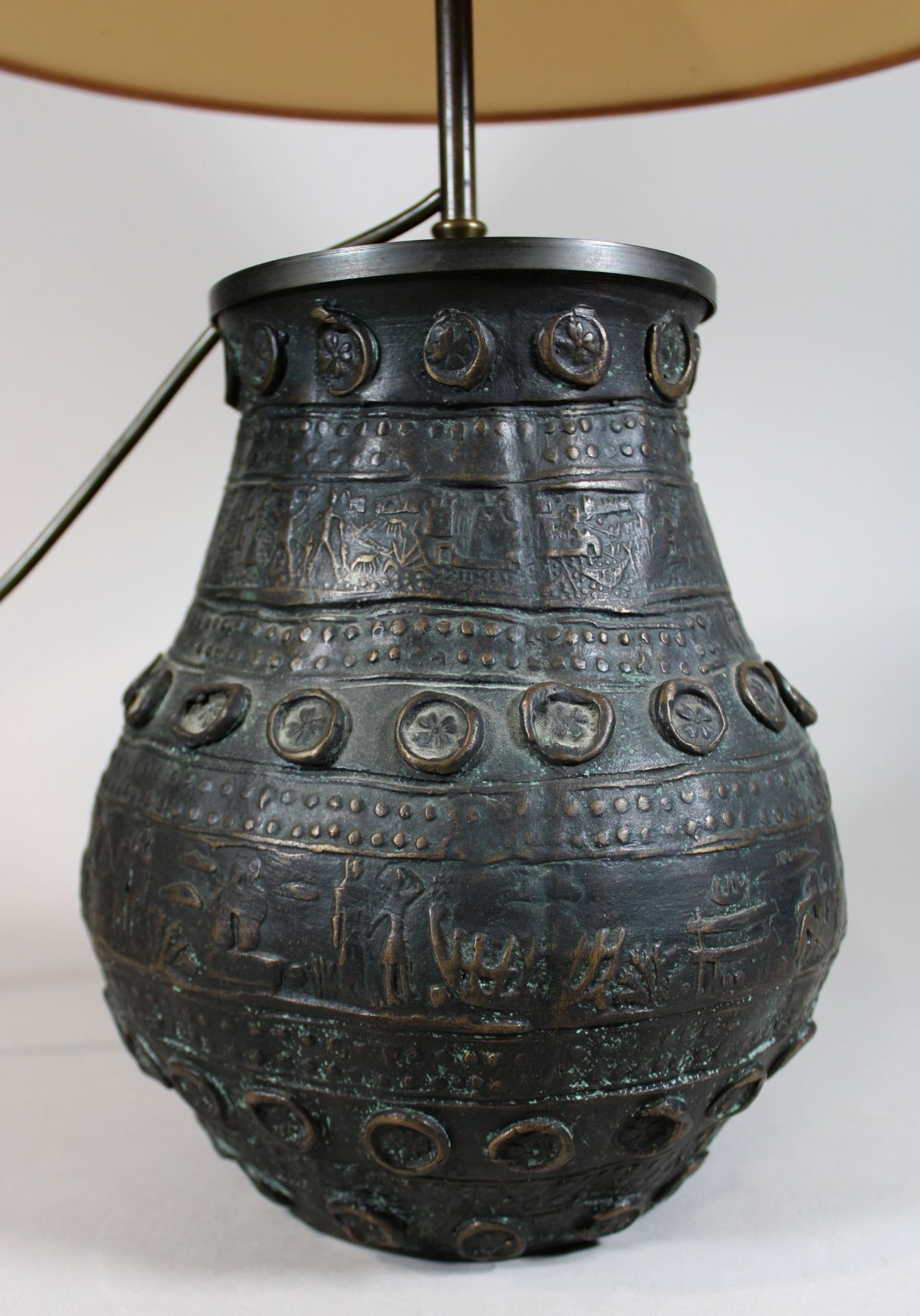 Bronzelampe, wohl 18. Jh., Ornamentik und figürliche Darstellung, H.: 60 cm. Guter, altersbedingter - Bild 2 aus 2