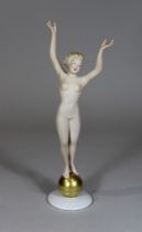 Tänzerin auf goldener Kugel. Wallendorfer Porzellan. Bodenstempel. 2. Hälfte 20. Jahrhundert. Bemal