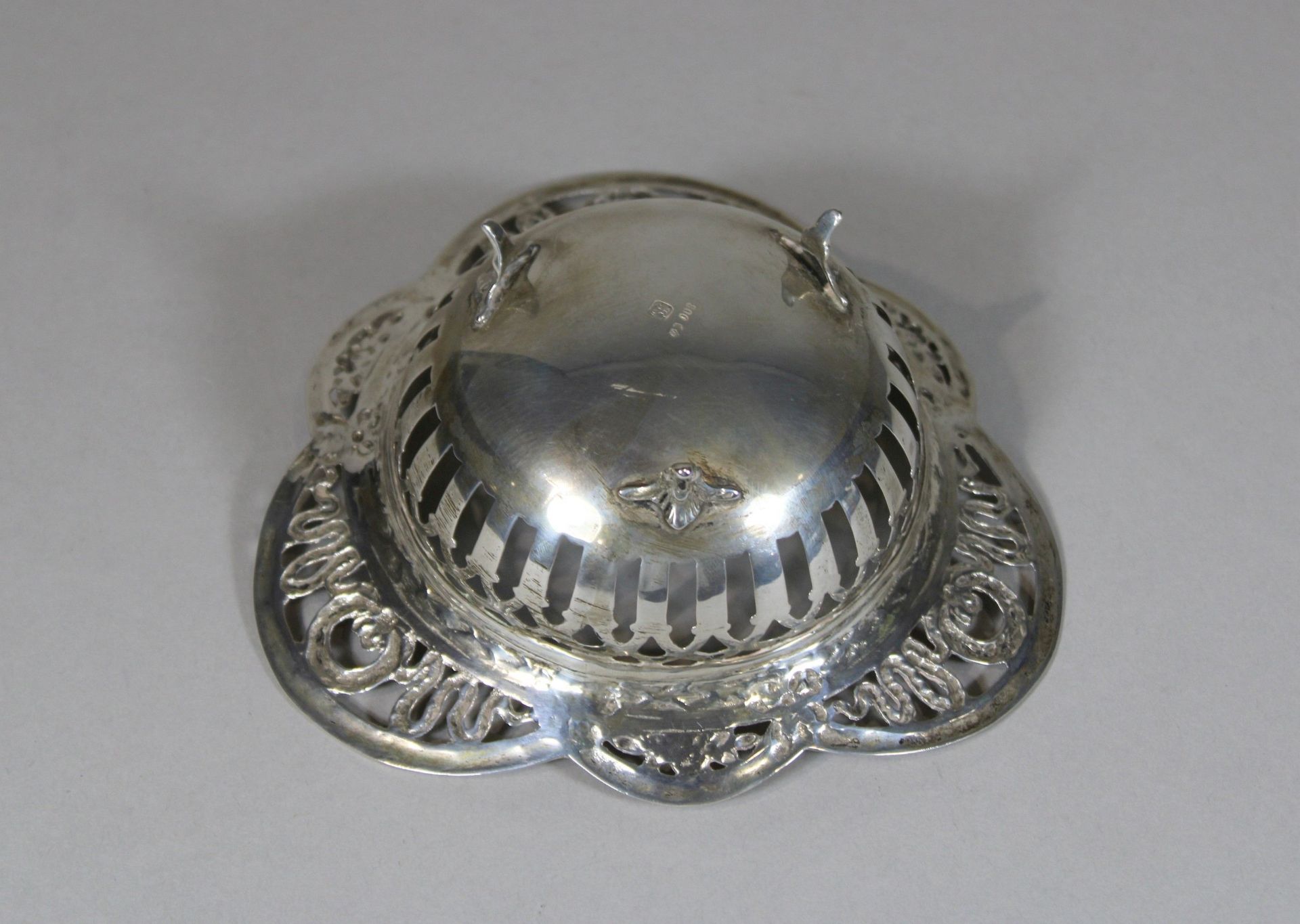 Dreifüßige Silberschale. Silber 800 Halbmond und Krone. Punze: vermutlich J.L. Herrmann, Wien. Alte - Bild 4 aus 5