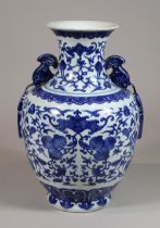 Vase, China, Porzellan, Qianlong Marke, blau-weiße Unterglasur, Pfirsich und Rankendekor, Fischhenk