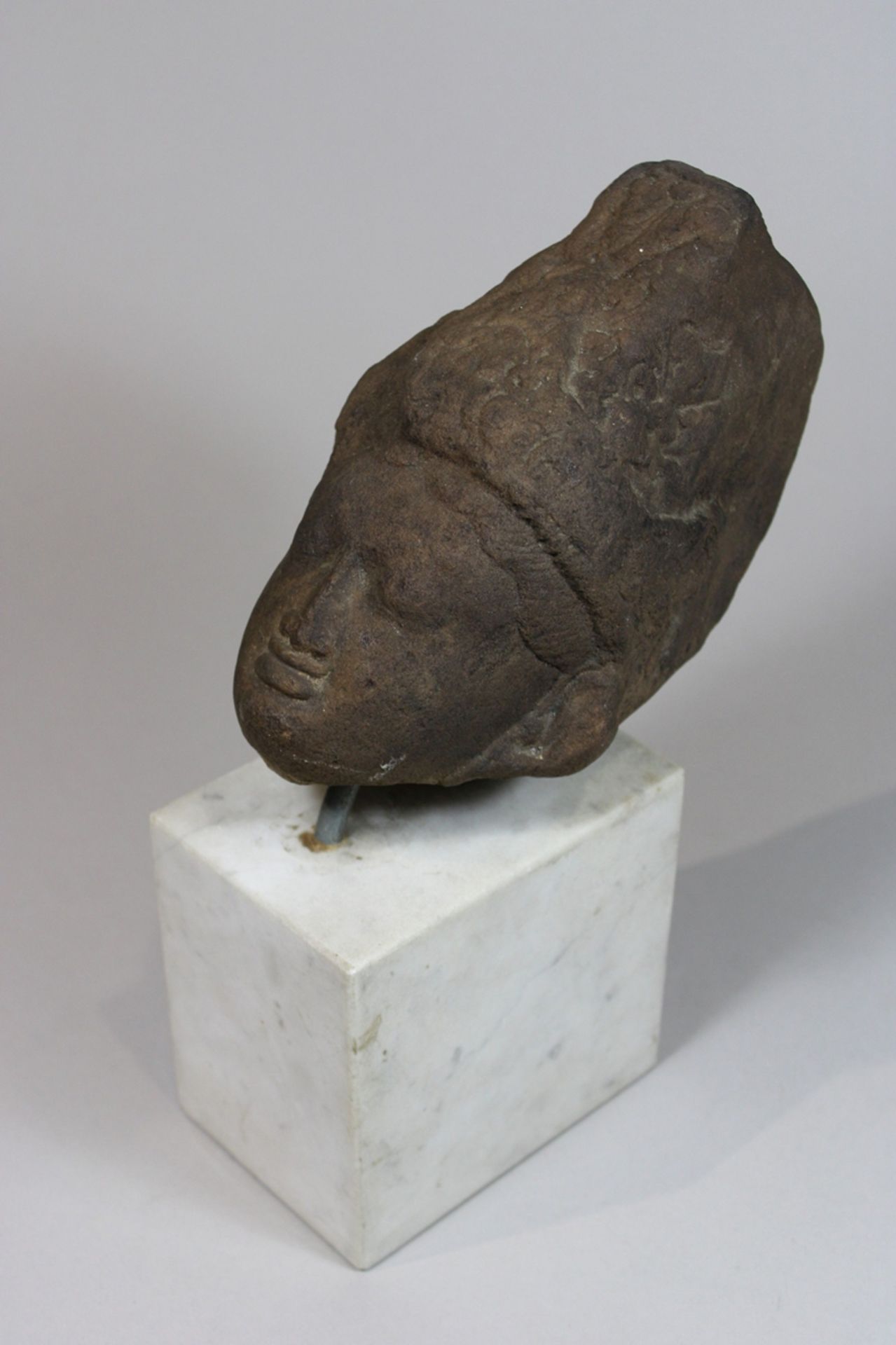 Kopf mit kegelförmigem Kopfschmuck, Zentralasien, wohl Kambodscha, 200 v. Ch., Stein und Marmor, H.