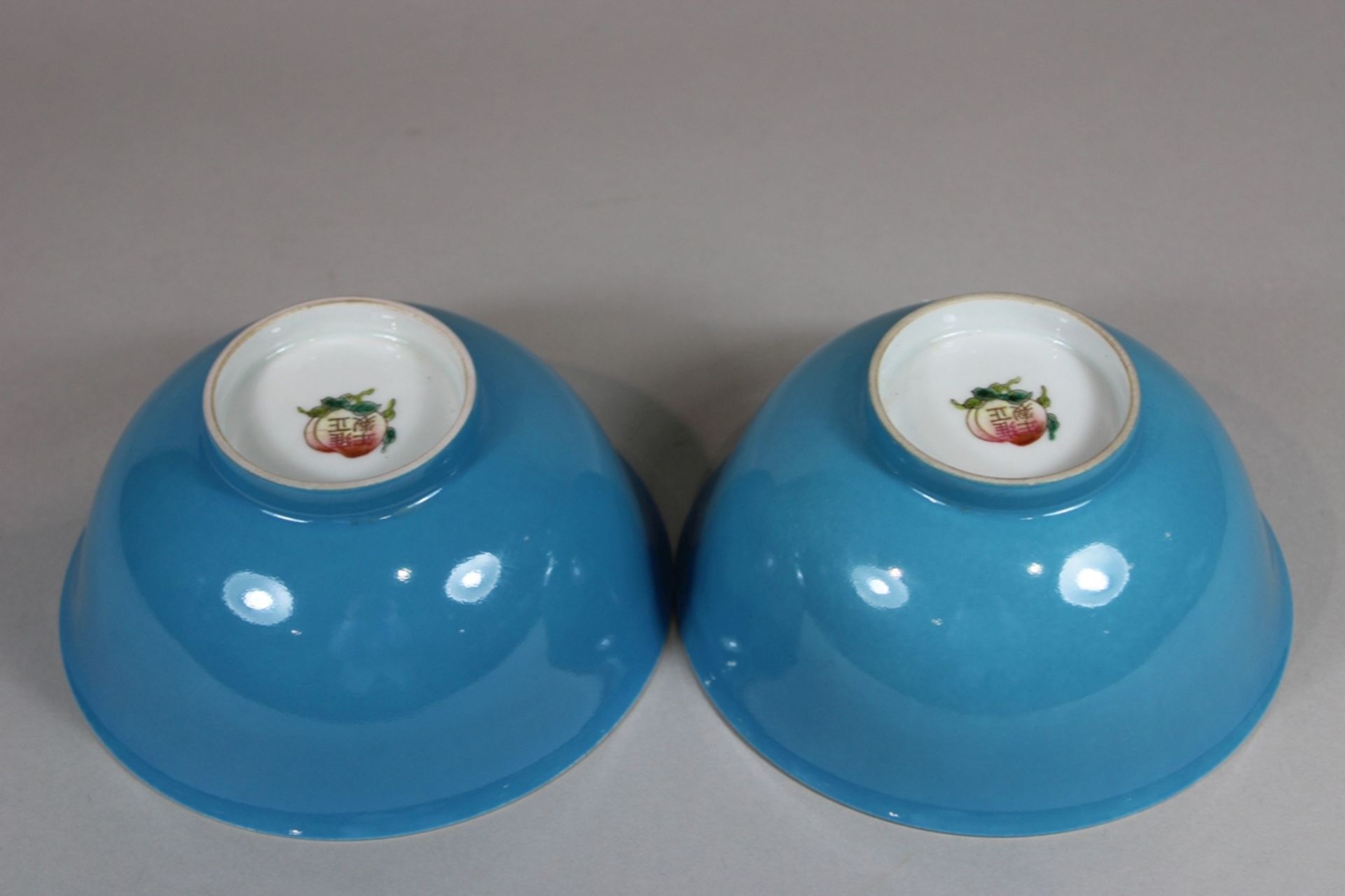 Paar Schalen, China, Porzellan, Vierzeichen Yongzheng Marke, polychrom bemalt mit Pfirsichzweigen, - Image 3 of 4