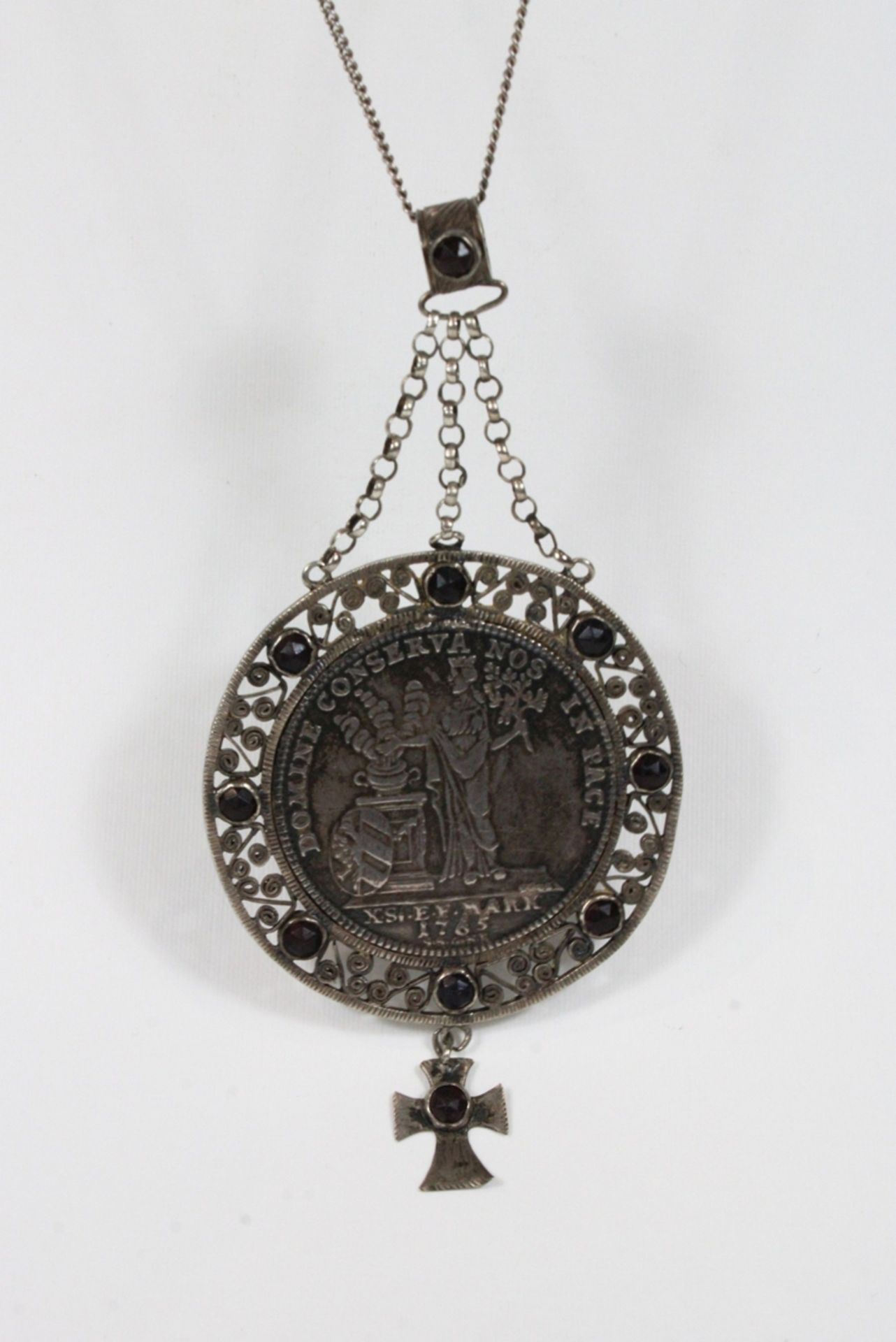 Nürnberg Taler. Prägejahr: 1765. Silbermünze, nachträglich schmuckvoll eingefasst. Altdeutschland N