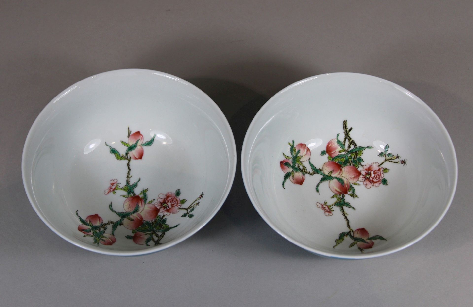 Paar Schalen, China, Porzellan, Vierzeichen Yongzheng Marke, polychrom bemalt mit Pfirsichzweigen, - Image 2 of 4