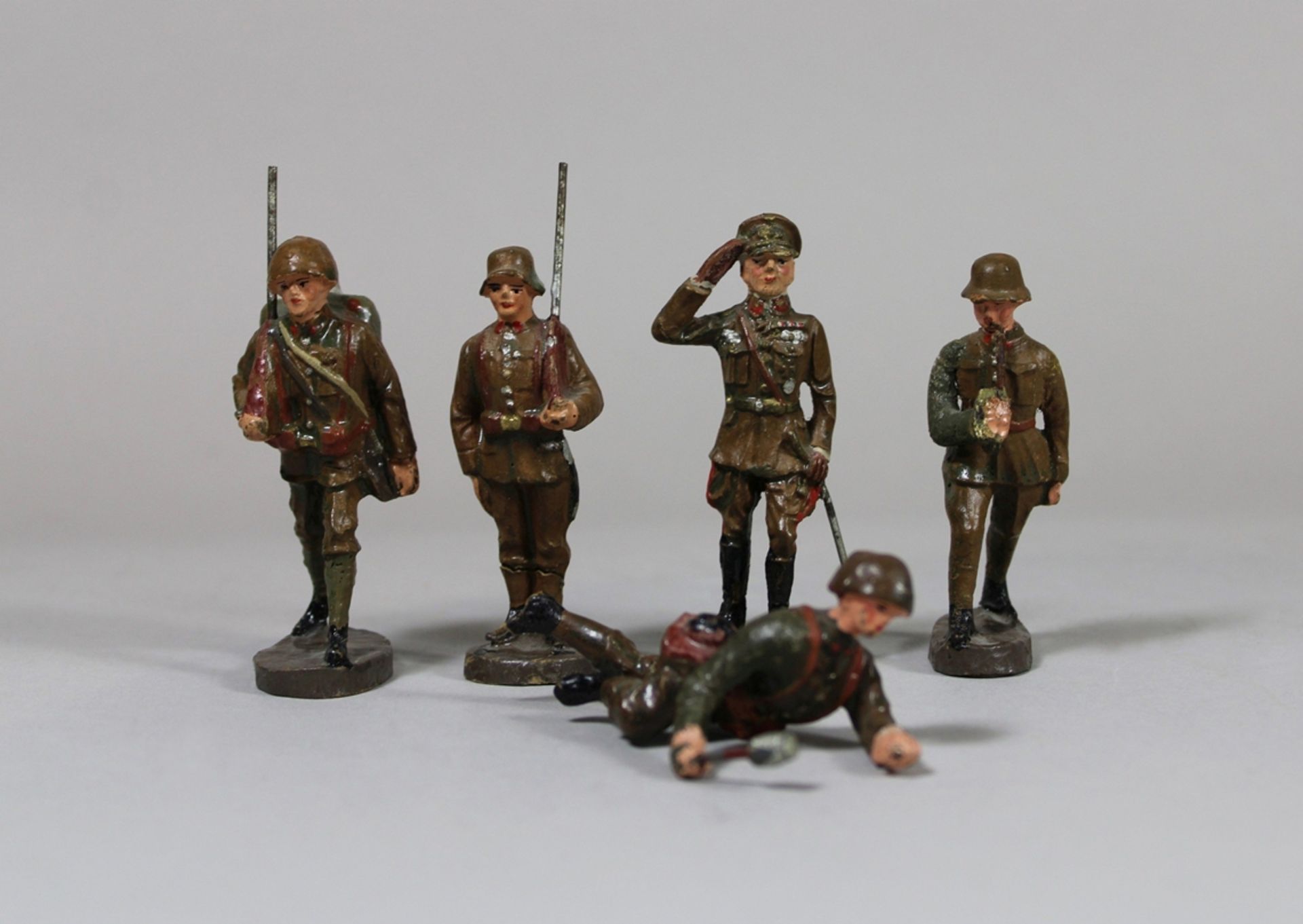 Spielzeugsoldaten. Vermutlich 1. Weltkrieg. 5 Stück aus Elastolin. Altersbedingter Zustand. Diverse