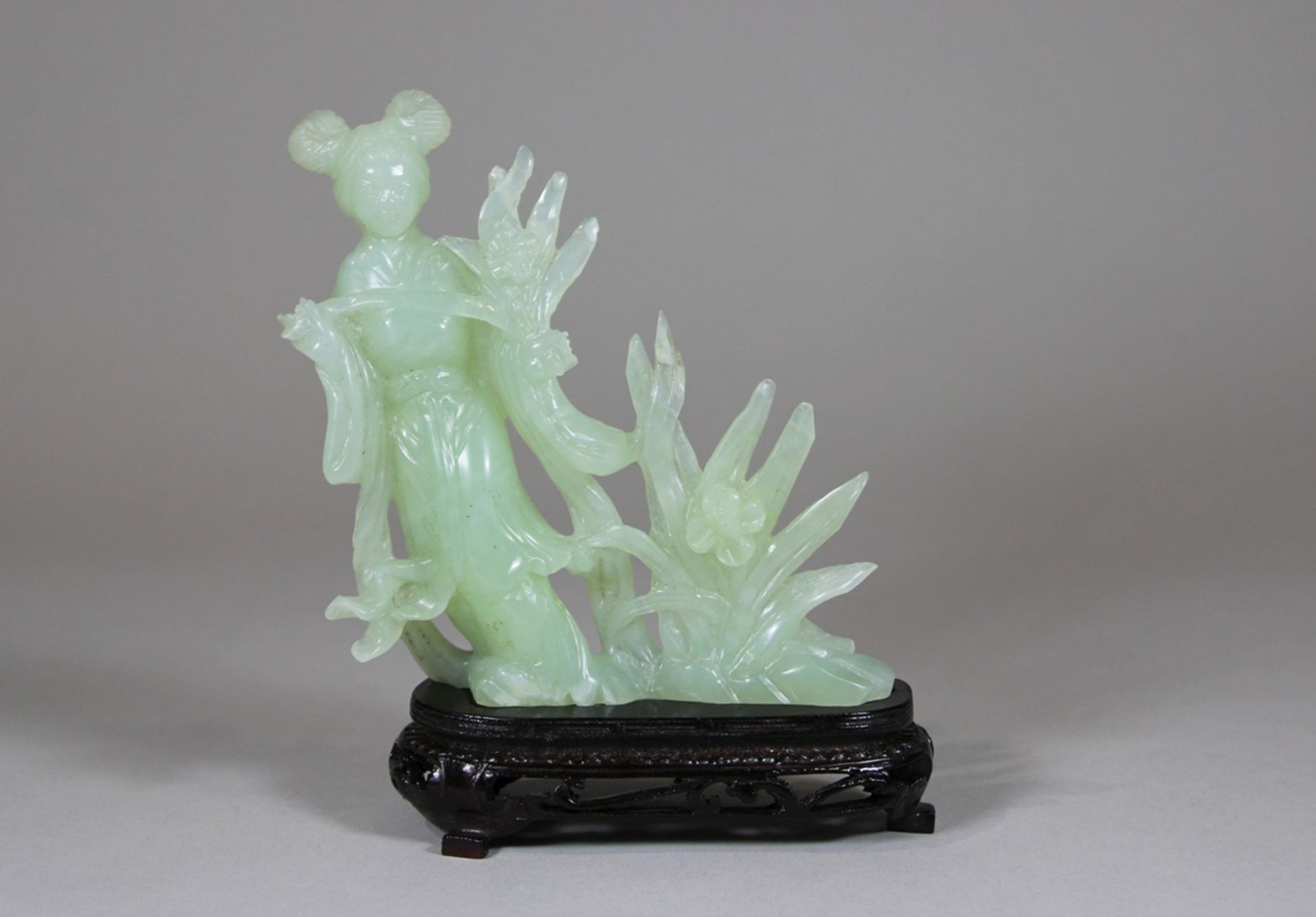 Nephrit-Figur, China. wohl 19. Jh., Vollplastik, geschnitzt. Weibliche Figur im Einklag mit botanis
