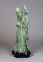 Jadefigur, Mönch, China, wohl 18. Jh., geschnitzt, Höhe (ohne Holzsockel) 25 cm. Guter, altersbedin