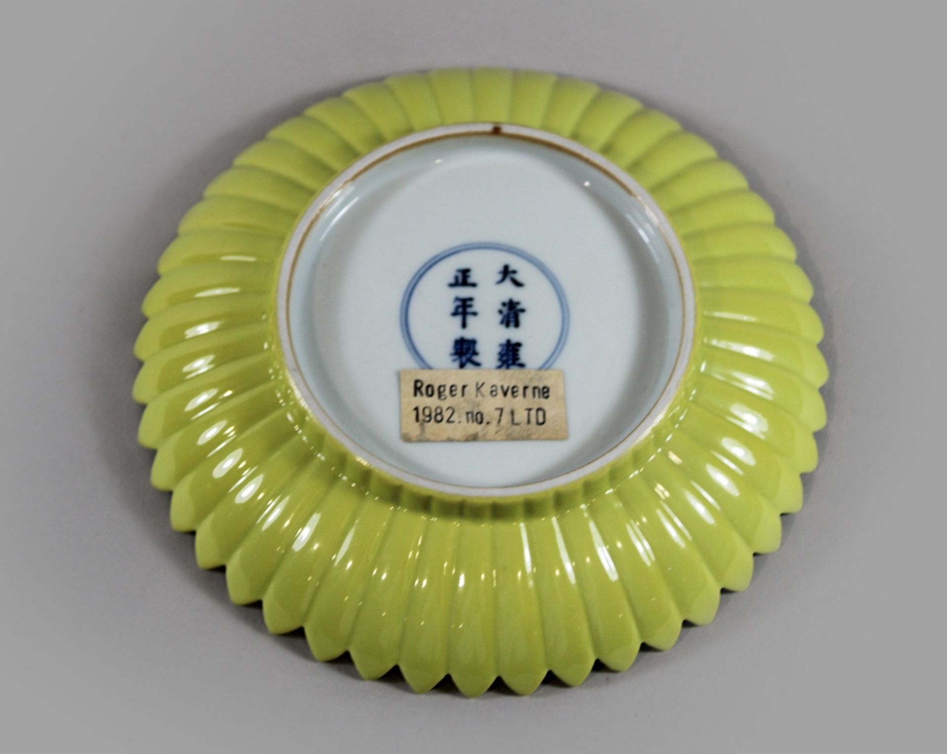 Teller, China, Porzellan, blaue Doppelring- und Sechszeichen Yongzheng Marke, gelb glasiert, geripp - Image 3 of 3