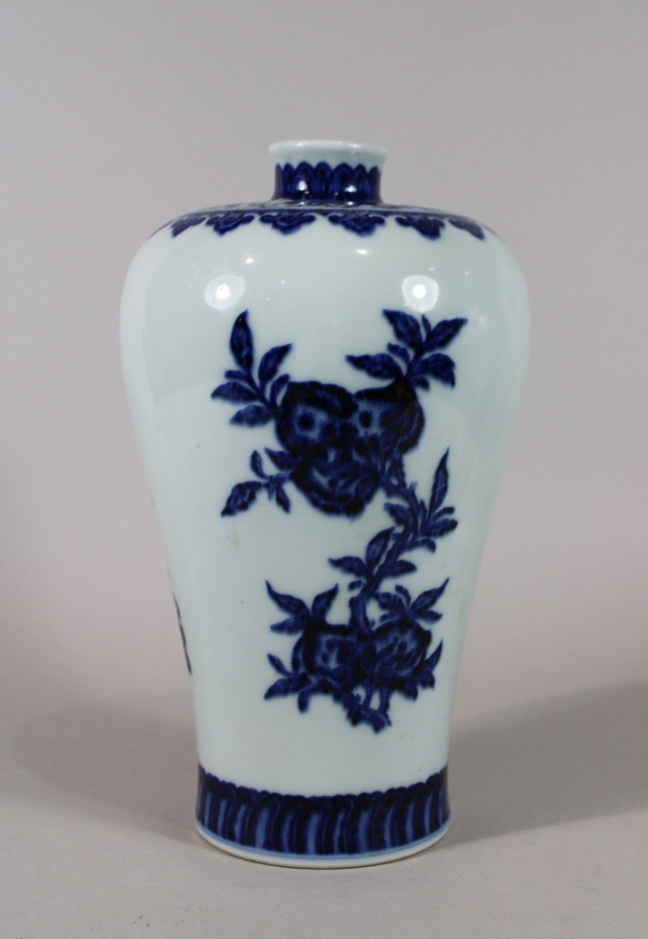 Meiping Vase, China, Porzellan, blau Qianlong Marke, blau weiß, Blumendekor, H.: 23 cm. Guter, alte