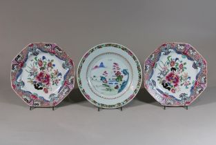 Drei Famille Rose Teller, China, Porzellan, Ohne Marke, Qing Dynastie, Qianlong, Blumendekor, Dm.: