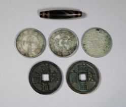 Sechsteiliges Konvolut, davon fünf chinesische Münzen und eine längliche Perle (Material unbekannt)