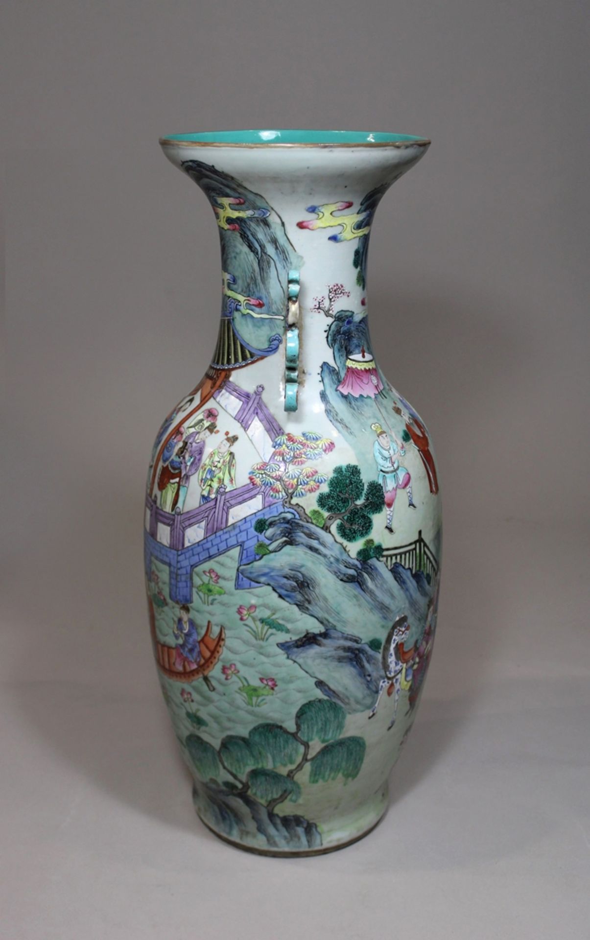 Henkelvase, China. Porzellan. 18. Jh., Wohl Qianlong-Dynastie. Ohne Marke. Polychrom bemalt, figürl - Image 2 of 8