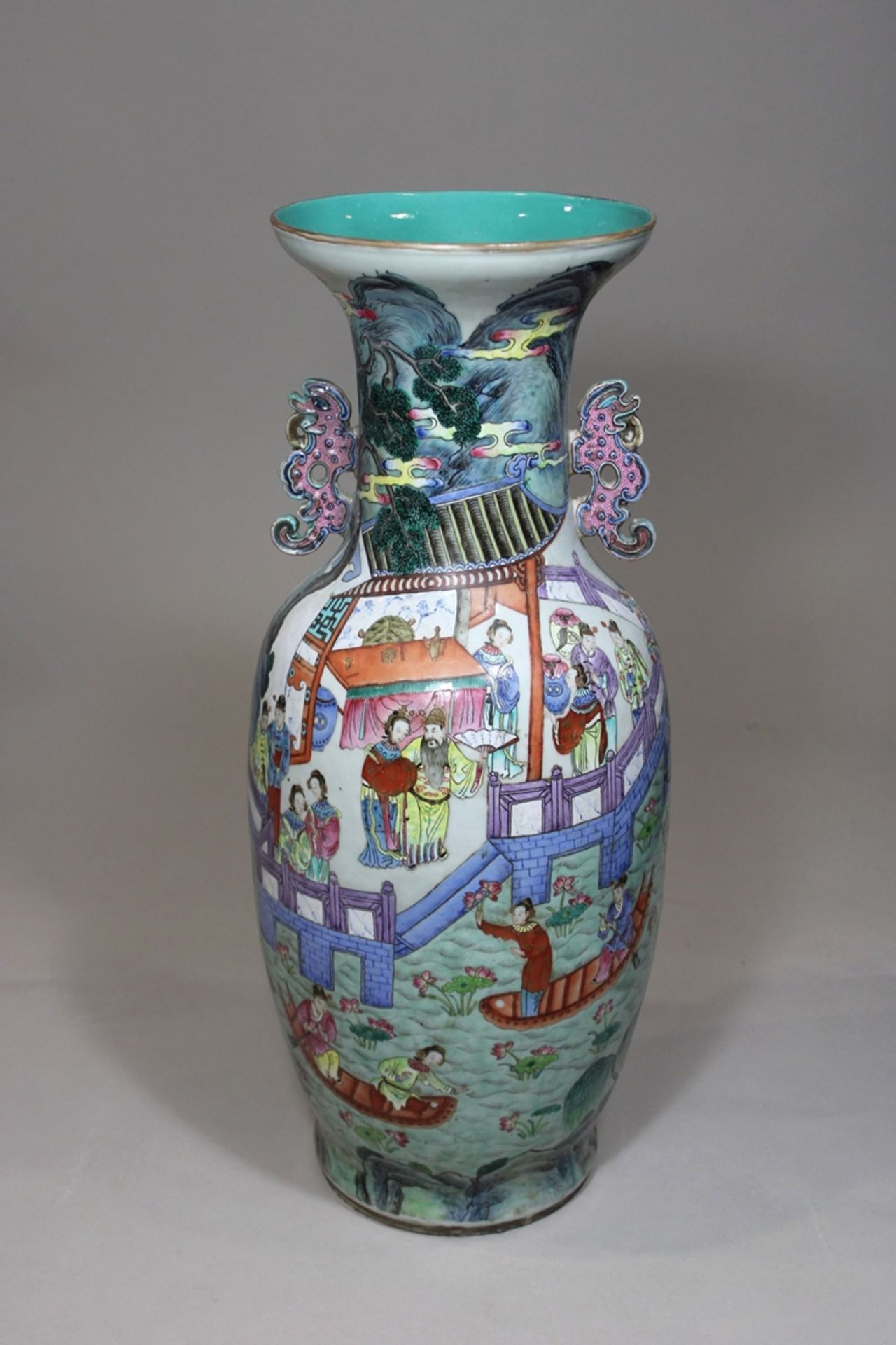 Henkelvase, China. Porzellan. 18. Jh., Wohl Qianlong-Dynastie. Ohne Marke. Polychrom bemalt, figürl