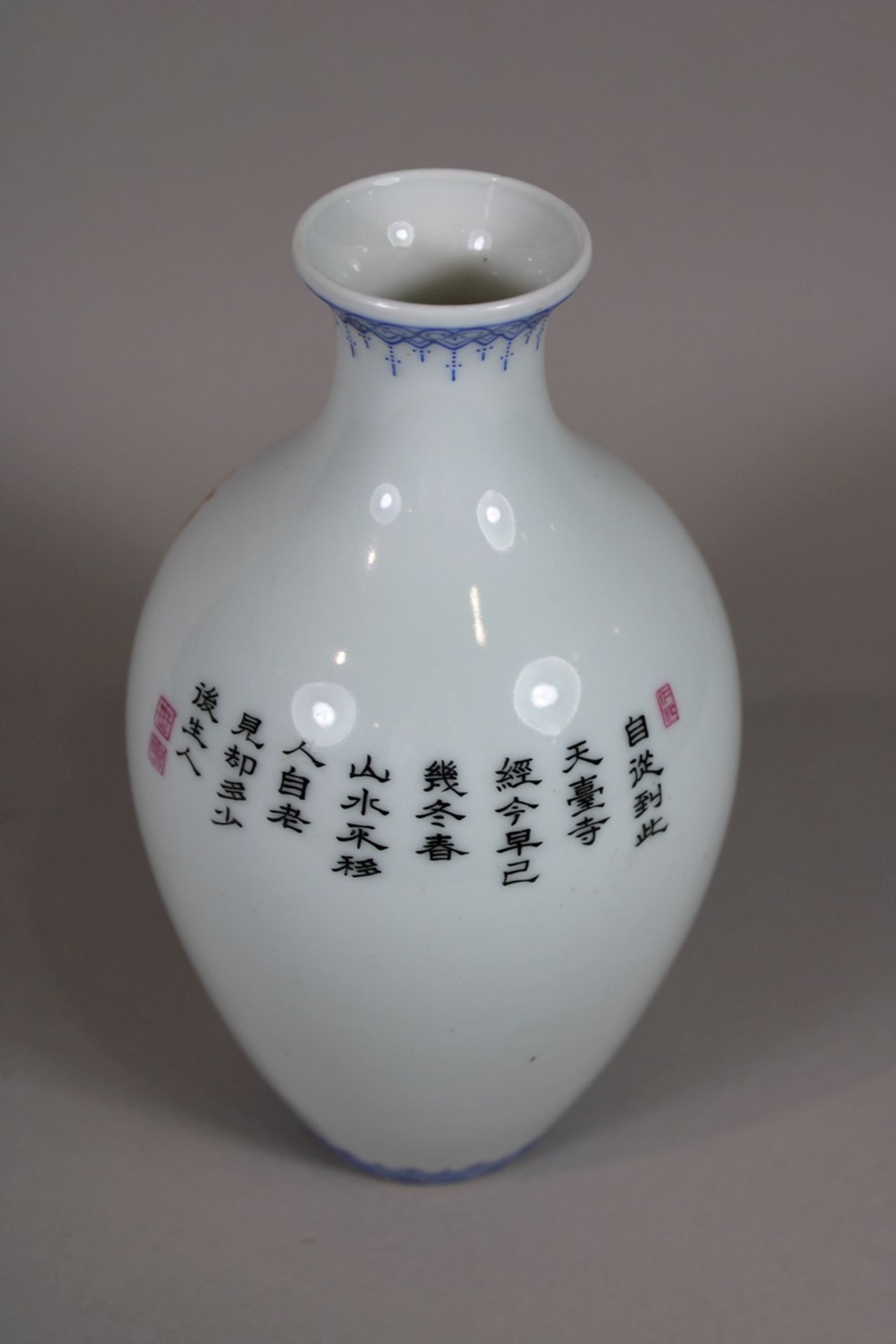 Vase, China, Porzellan, 19. Jh. oder frühe, blaue Qianlong-Siegelmarke, polychrom bemalt, figürlich - Image 2 of 3