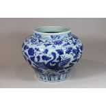 Vase, China, Porzellan, Ohne Marke, blau-weiß, Vogel- und Blumendekor, H.: 28,5 cm. Guter, altersbe