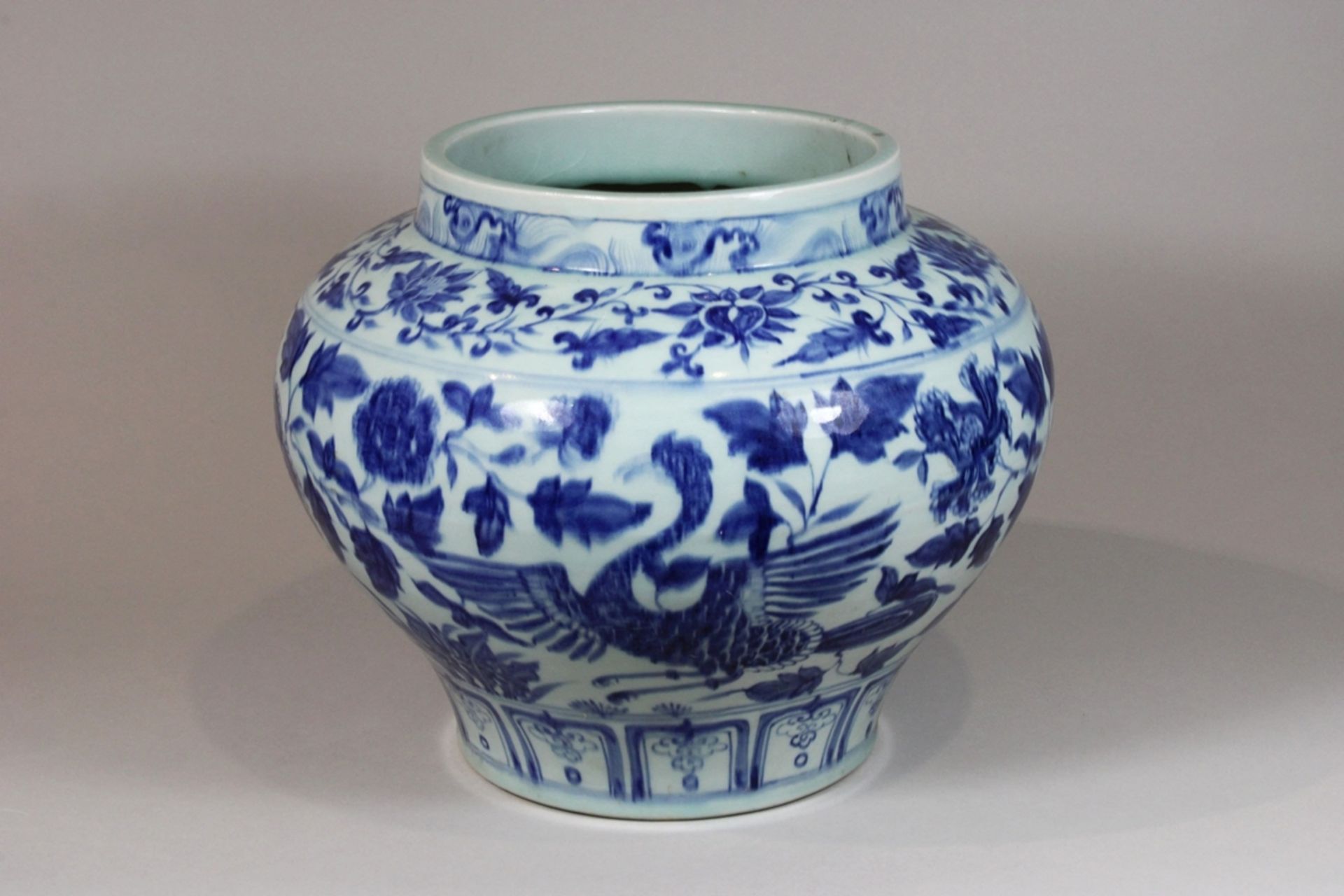 Vase, China, Porzellan, Ohne Marke, blau-weiß, Vogel- und Blumendekor, H.: 28,5 cm. Guter, altersbe